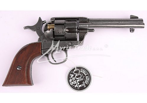 kolt s dřevěnou pažbou