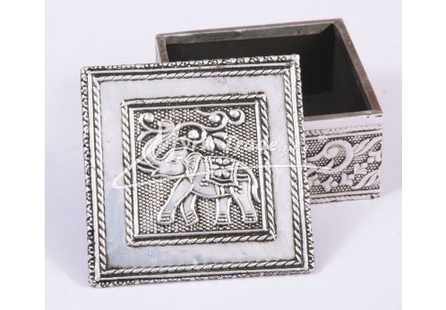 tepaná stříbrná krabička 7,5 x 7,5 x 4