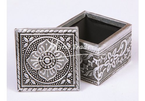 tepaná stříbrná krabička 5 x 5 x 4