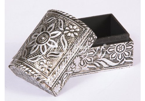 tepaná stříbrná truhlička 7,5 x 7,5 x 4