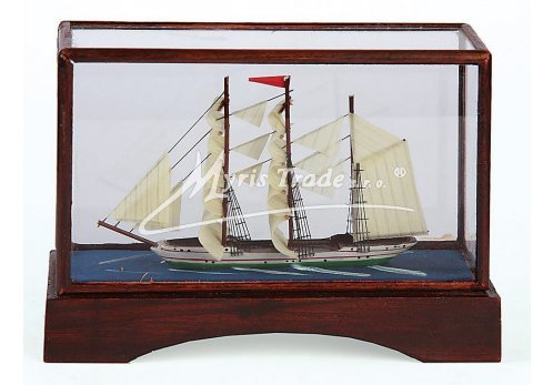 lodička ve vitríně