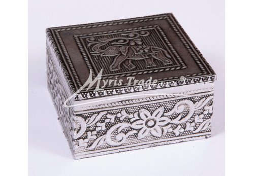 tepaná stříbrná krabička 7,5 x 7,5 x 4