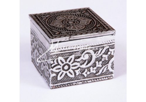 tepaná stříbrná krabička 5 x 5 x 4