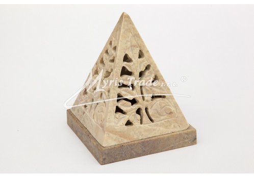 svícen - pyramida
