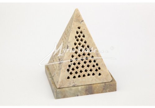 svícen - pyramida