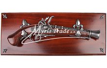 Pistole na desce a obrazy s pistolemi